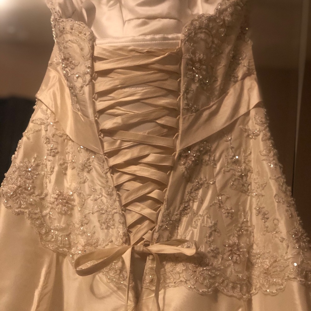 Wedding dress - Picture 5 of 6